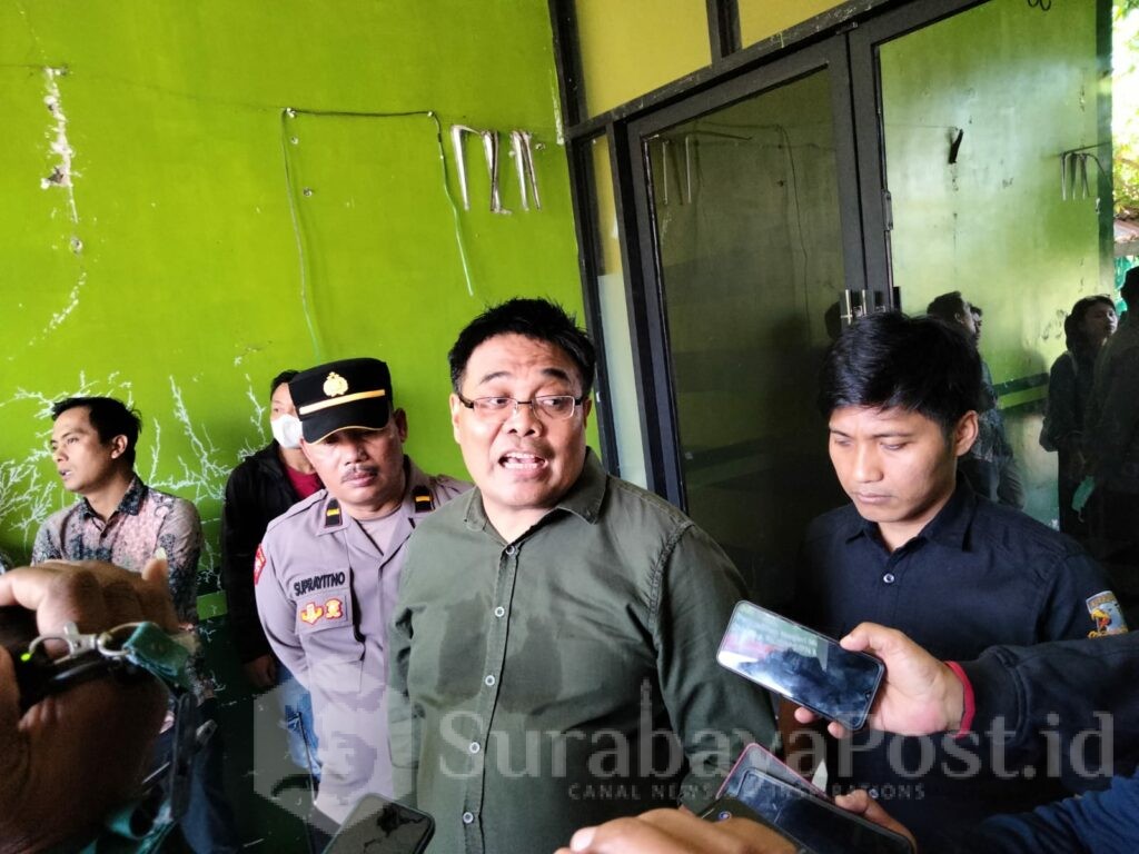 Kuasa hukum pemohon eksekusi, Sumardhan, S.H., M.H memberikan keterangan kepada wartawan.