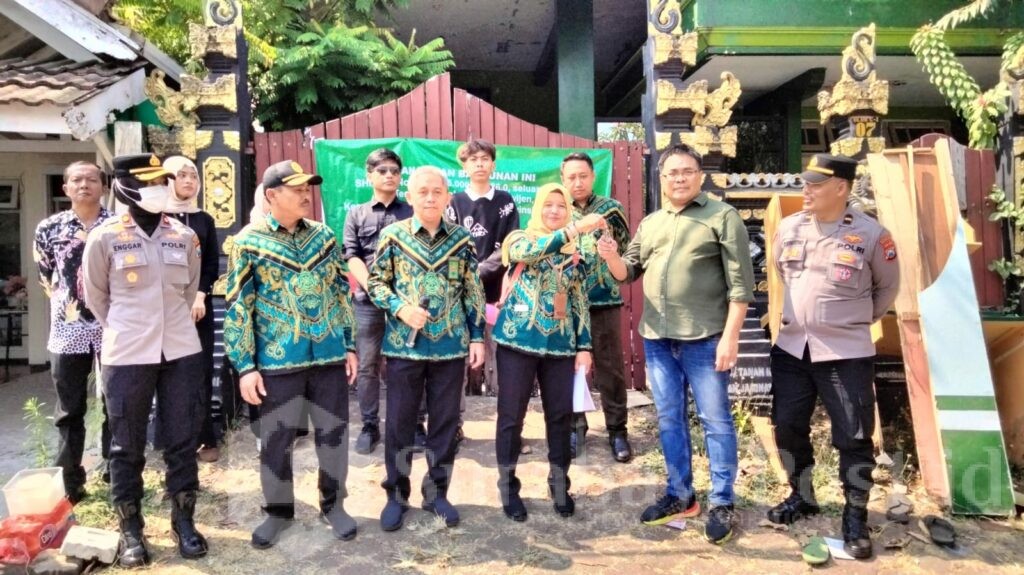 Penyerahan kunci dari Juru sita PN Malang kepada kuasa hukum pemohon eksekusi.