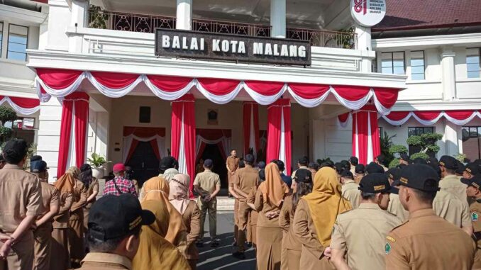 Wali Kota Wahyu Hidayat saat memberikan amanat pada apel pagi ASN di Halaman Balai Kota Malang, Senin 3 Agustus 2026. (Sumber Prokompim).
