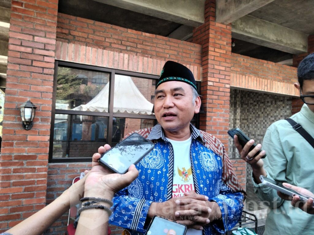 Ketua Pelaksana Forum Cangkrukan Pancasila, Djoni Sudjatmoko memberikan keterangan kepada wartawan.
