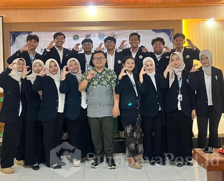 Dr. Meidias Abror Wicaksono, S.Pd., M.Pd., selaku Dosen Pendamping Lapangan UM BBM Desa Temenggungan pose bersama mahasiswanya.
