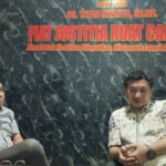 Dr. Yayan Riyanto, SH, MH bersama kliennya saat ditemui diruang kerjanya, Rabu (5/8/2026)