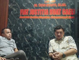 Dr. Yayan Riyanto, SH, MH bersama kliennya saat ditemui diruang kerjanya, Rabu (5/8/2026)