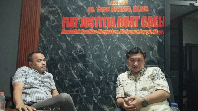 Dr. Yayan Riyanto, SH, MH bersama kliennya saat ditemui diruang kerjanya, Rabu (5/8/2026)