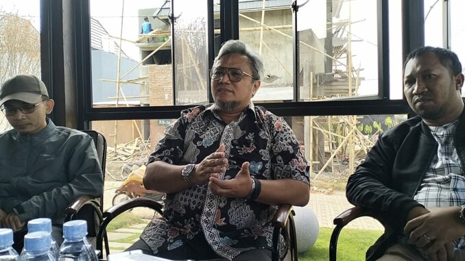 Agung Muji Restiyono, S.Pi., SH (tengah), Legal Corporate Primaland memberikan klarifikasi terkait Somasi yang diterima Wangsakarta Resort & Living Space, Kamis (6/8/2026).