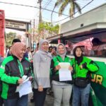 Gubernur Jawa Timur Khofifah Indar Parawansa bersama driver ojol di UPT Pengelolaan Pendapatan Daerah (P2D) Malang Kota, Kamis (6/8/2026).