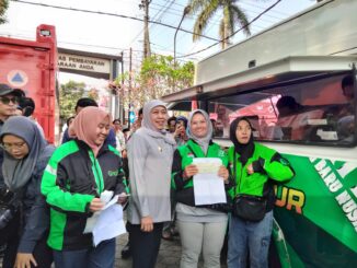 Gubernur Jawa Timur Khofifah Indar Parawansa bersama driver ojol di UPT Pengelolaan Pendapatan Daerah (P2D) Malang Kota, Kamis (6/8/2026).