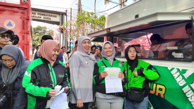 Gubernur Jawa Timur Khofifah Indar Parawansa bersama driver ojol di UPT Pengelolaan Pendapatan Daerah (P2D) Malang Kota, Kamis (6/8/2026).