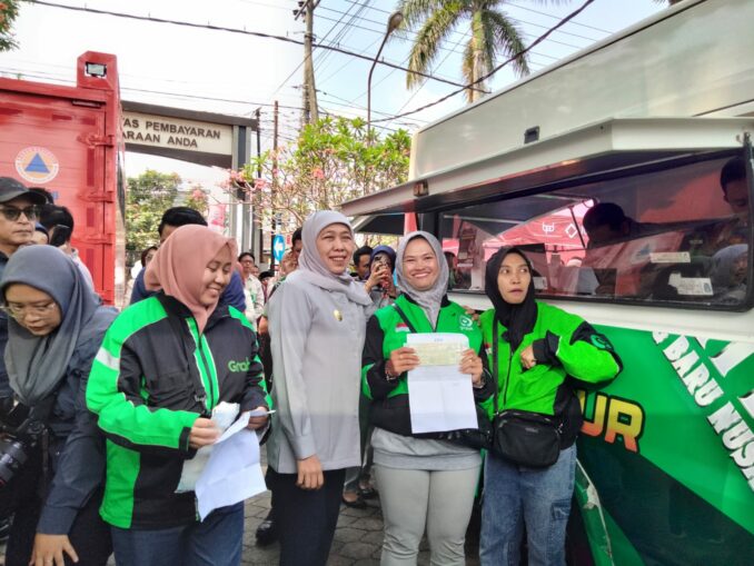 Gubernur Jawa Timur Khofifah Indar Parawansa bersama driver ojol di UPT Pengelolaan Pendapatan Daerah (P2D) Malang Kota, Kamis (6/8/2026).