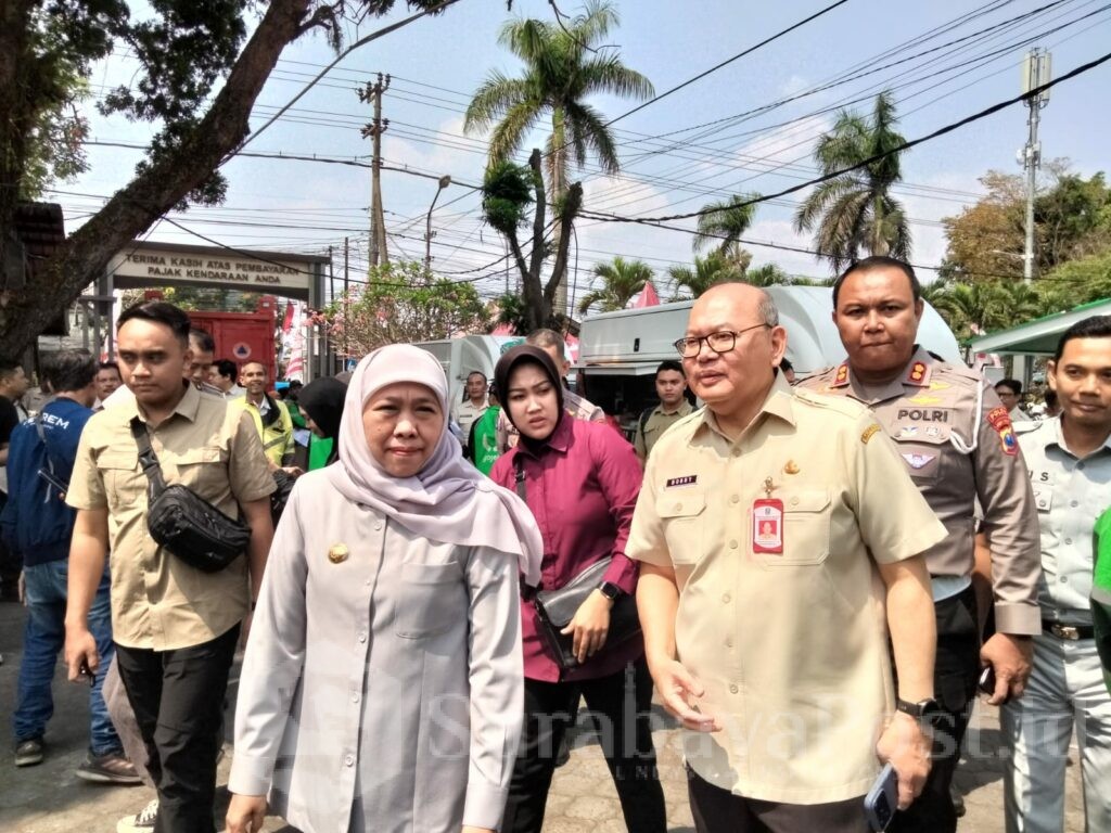 Gubernur Jawa Timur Khofifah Indar Parawansa bersama driver ojol di UPT Pengelolaan Pendapatan Daerah (P2D) Malang Kota, Kamis (6/8/2026).