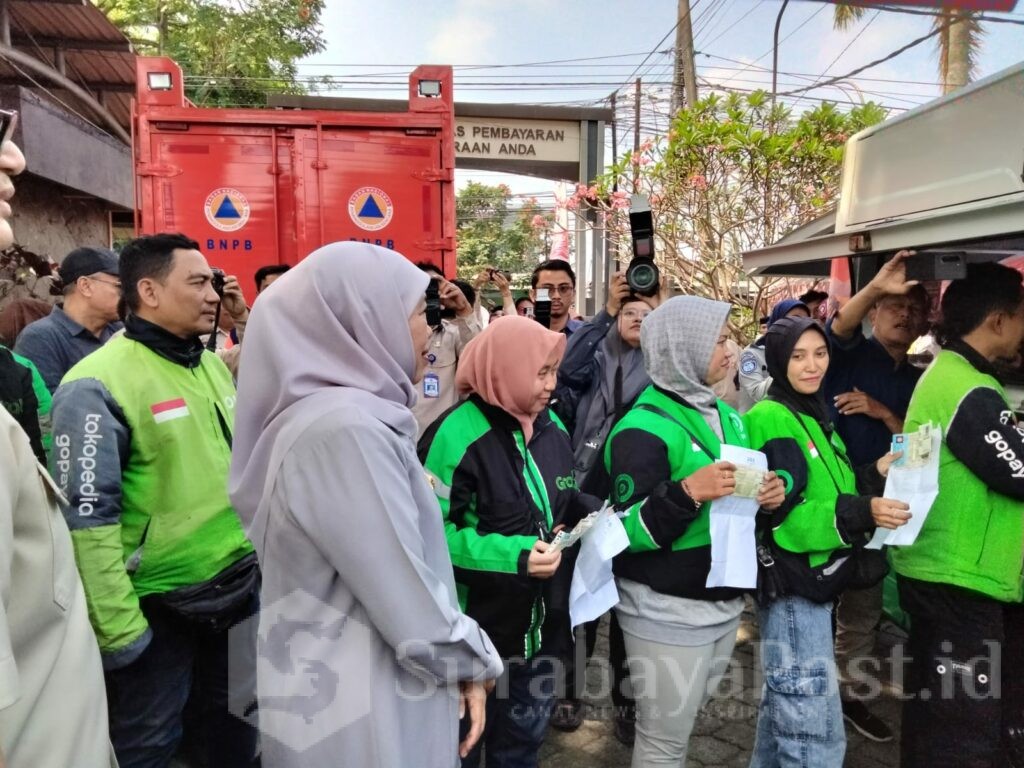 Ratusan pengemudi ojek online (ojol) di Kota Malang memadati halaman UPT Pengelolaan Pendapatan Daerah (P2D) Malang Kota, Jalan S. Supriadi No. 80, Kamis (6/8/2026).