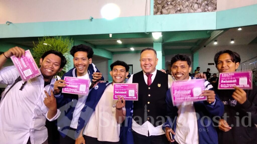 Kebahagiaan mereka tampak saat menerima tiket wisuda yang diserahkan para dosen dan dekan UIBU.
