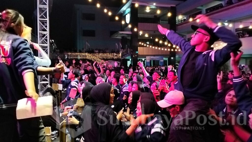 Mereka pun dibuat happy dengan tampilan DJ Leni Okta dan salah satu Band asal Malang.