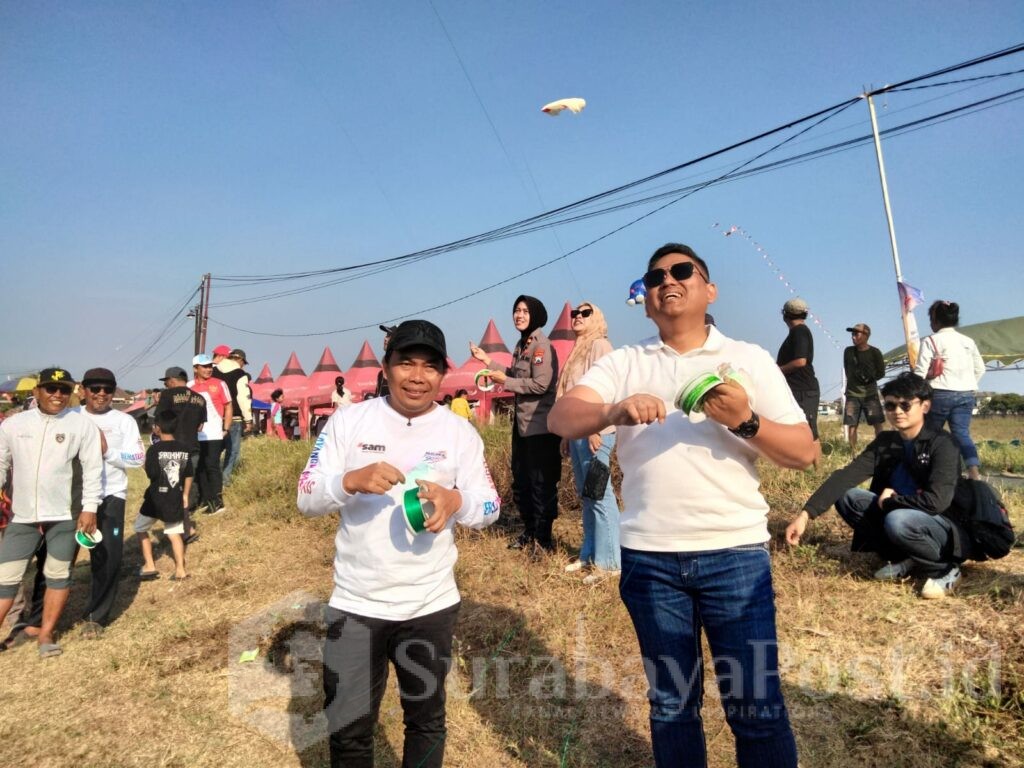 Wawali Ali Muthohirin bersama Kapolresta Kombes Pol Danang Setiyo Pambudi Sukarno ikut bermain layang layang disela penutupan MSSF 2026.