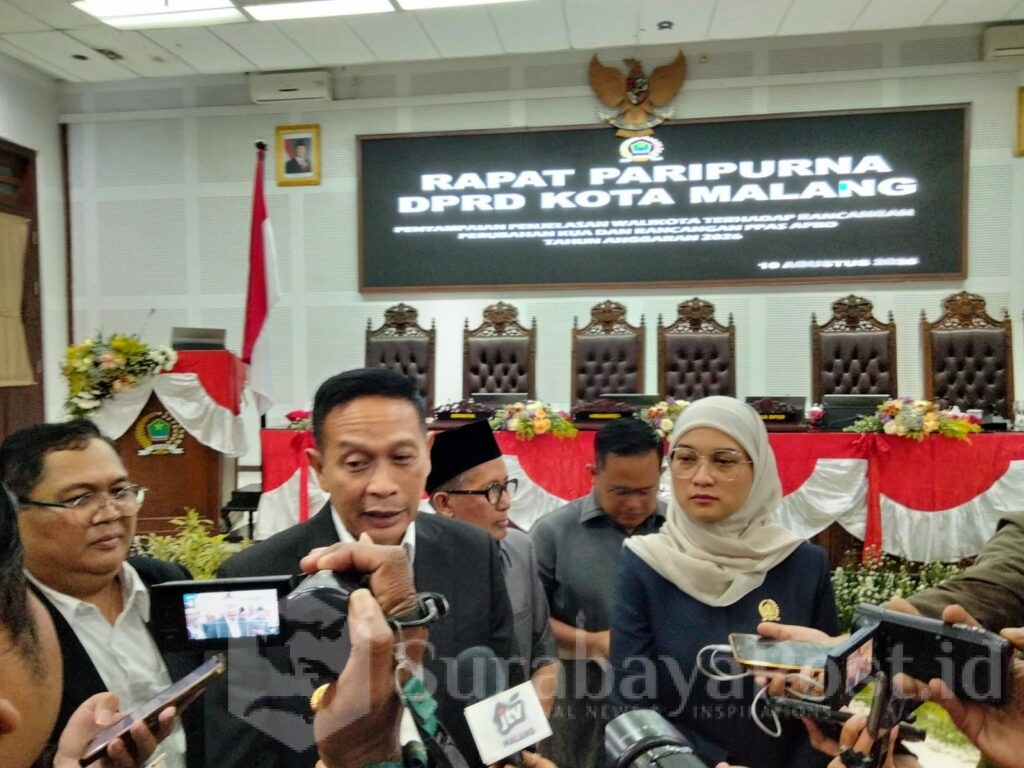 Wali Kota Malang, Wahyu Hidayat memberikan keterangan kepada wartawan usai rapat paripurna.