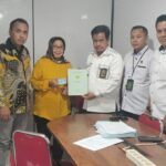 Ahli waris mantan Pangkostrad Letjen Kemal Idris didampingi kuasa hukumnya menerima kembali Sertifikat Hak Milik atas tanah di Pondok Pinang, Jakarta Selatan, Senin 10 Agustus 2026. (istimewa).