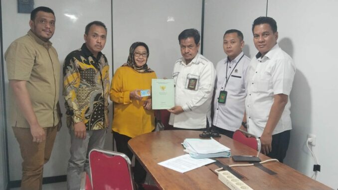 Ahli waris mantan Pangkostrad Letjen Kemal Idris didampingi kuasa hukumnya menerima kembali Sertifikat Hak Milik atas tanah di Pondok Pinang, Jakarta Selatan, Senin 10 Agustus 2026. (istimewa).