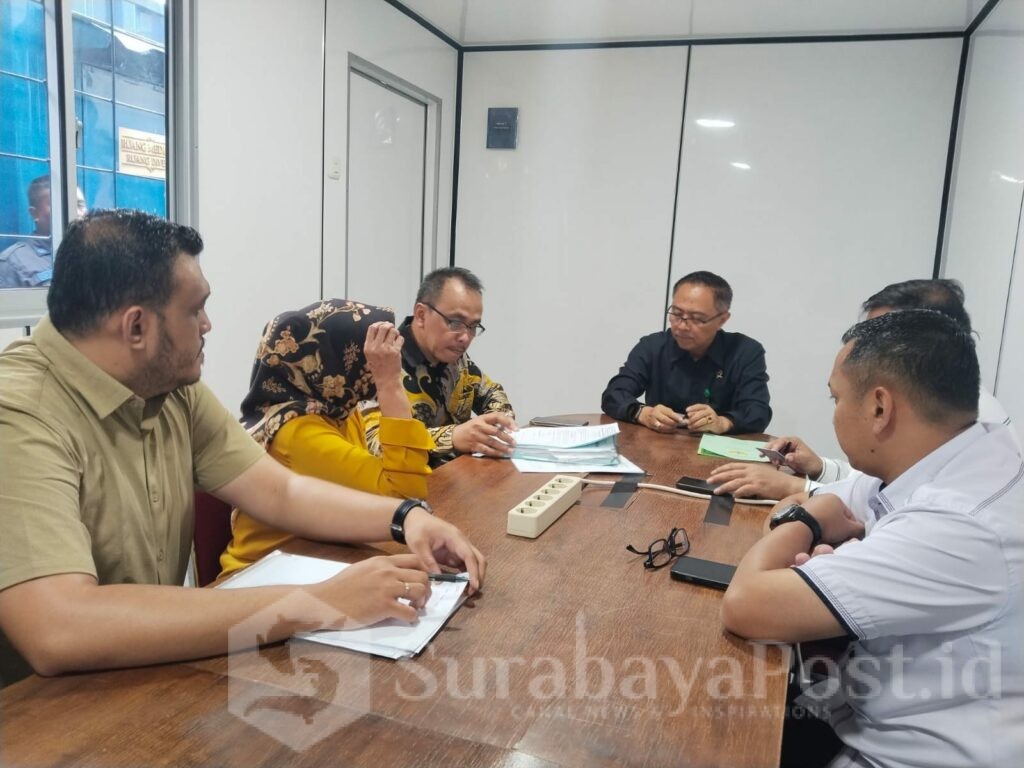 Dr. Yayan Riyanto, SH, MH, Veridiano LF Bili, SH, MH, dan Rifqi Iksanudin Wibowo, SH disela serah terima SHM milik ahli waris Mantan Pangkostrad Letjen Kemal Idris. (istimewa).
