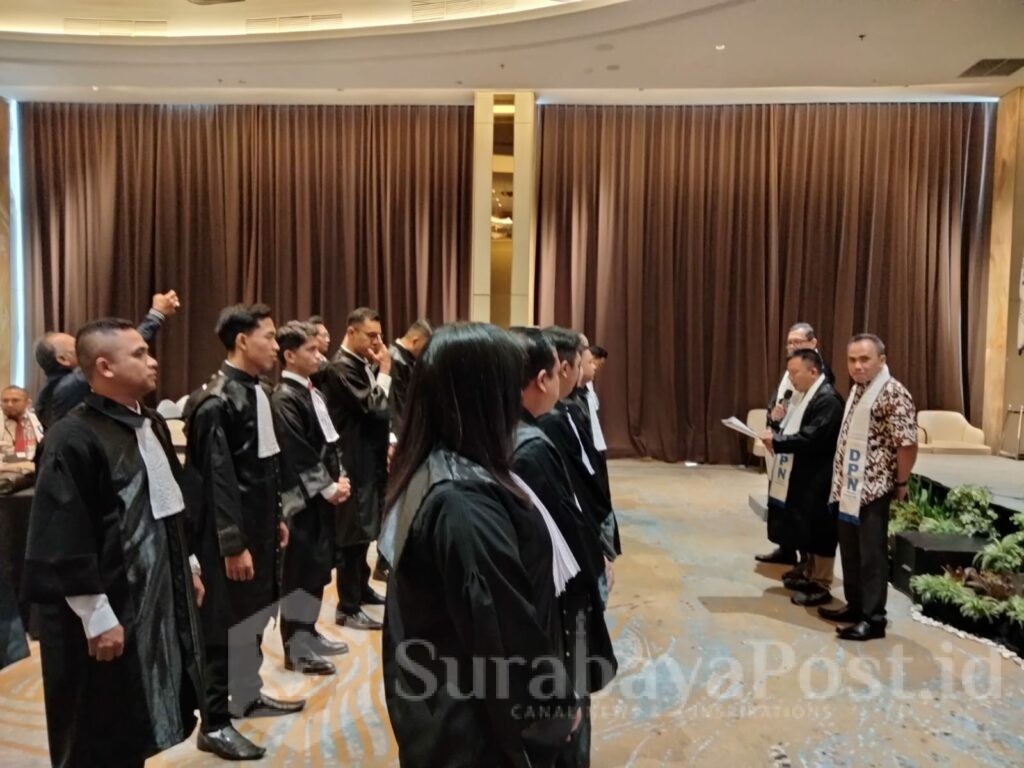 Prosesi pelantikan dihadiri Wakil Ketua DPN PERADI RBA, Muhammad Daud Berueh, S.H, Sekjen DPN PERADI Emir Z. Pohan, S.H., LL.M, Wasekjen Dr. Yayan Riyanto, S.H., M.H., serta sejumlah pengurus DPN PERADI lainnya.