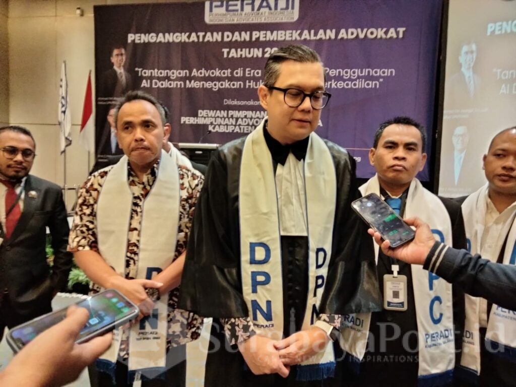 Sekjen DPN PERADI Emir Z. Pohan, S.H., LL.M memberikan keterangan kepada wartawan.