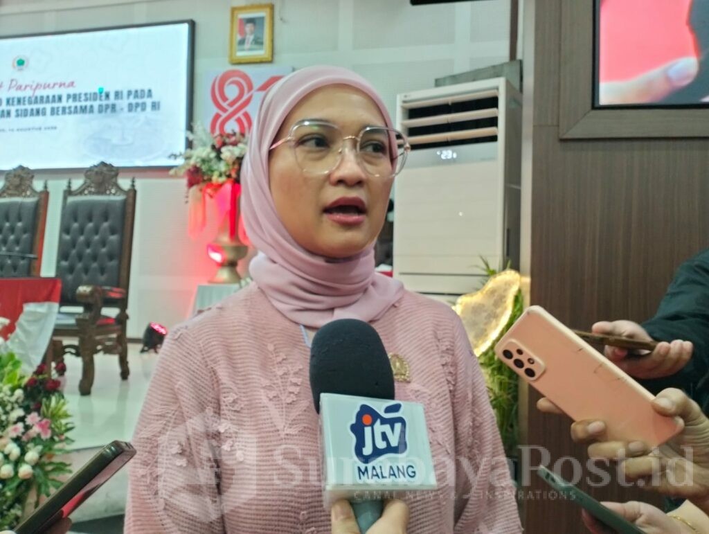 Ketua DPRD Kota Malang, Amithya Ratnanggani Sirraduhita memberikan keterangan kepada wartawan.