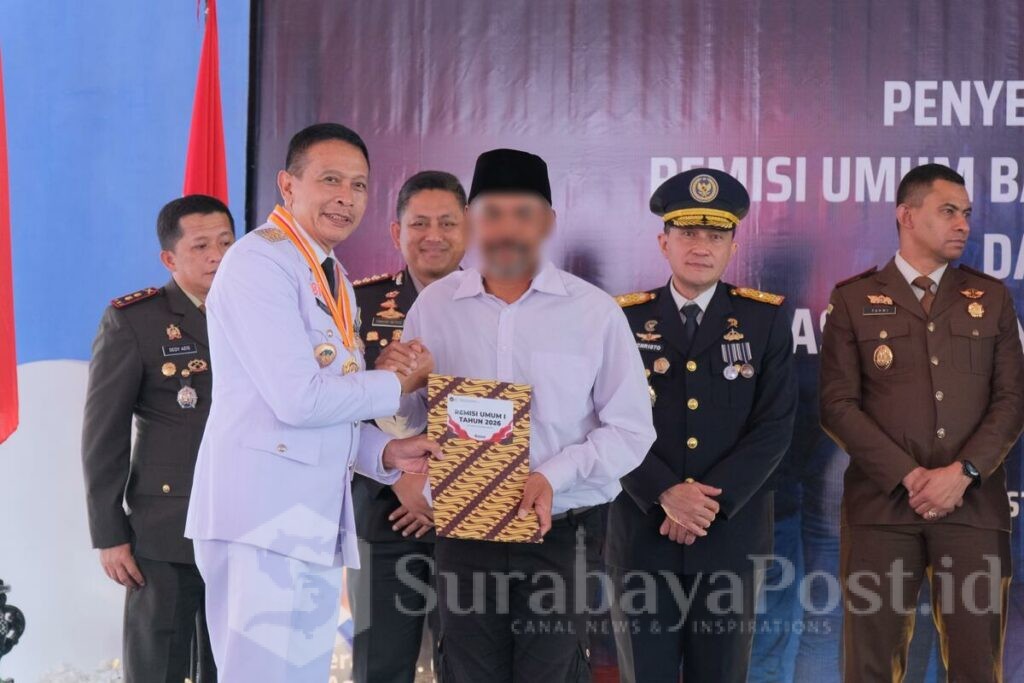 Penyerahan remisi dilakukan secara simbolis oleh Wali Kota Malang Wahyu Hidayat di Lapangan Senopati Lapas Malang. (ist).