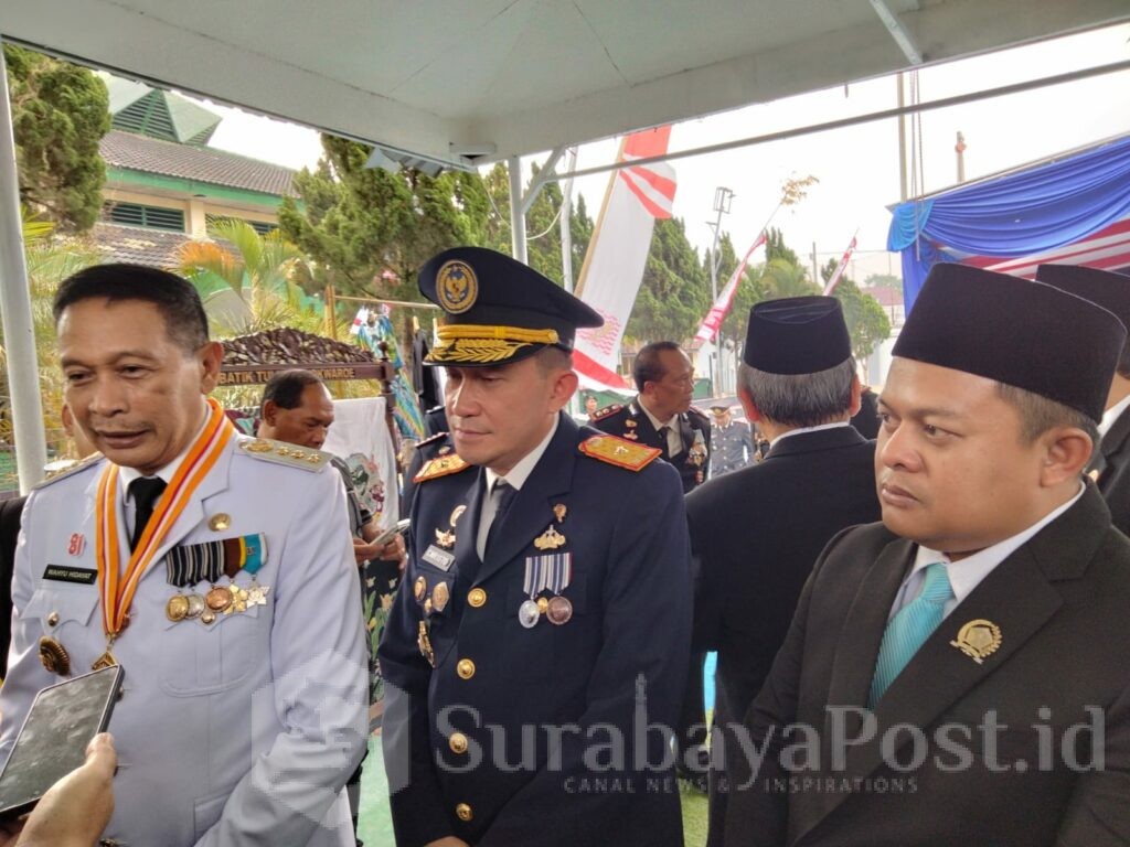 Wali Kota Wahyu Hidayat bersama Kalapas Christo Victor Nixon disela pemberian remisi ribuan warga binaan.