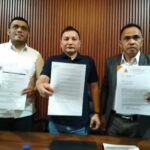 Advokat Dr. Yayan Riyanto, SH, MH bersama rekan tim Veridiano LF Bili mendampingi Iwan Wibisono (kliennya) menunjukkan bukti somasi, Selasa (18/8/2026).