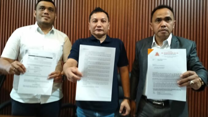 Advokat Dr. Yayan Riyanto, SH, MH bersama rekan tim Veridiano LF Bili mendampingi Iwan Wibisono (kliennya) menunjukkan bukti somasi, Selasa (18/8/2026).