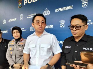 Kasatreskrim Polresta Malang Kota Kompol Rahmad Aji Prabowo didampingi Kapolsek Blimbing dan kasi Humas saat konferensi pers, Rabu (19/8/2026).