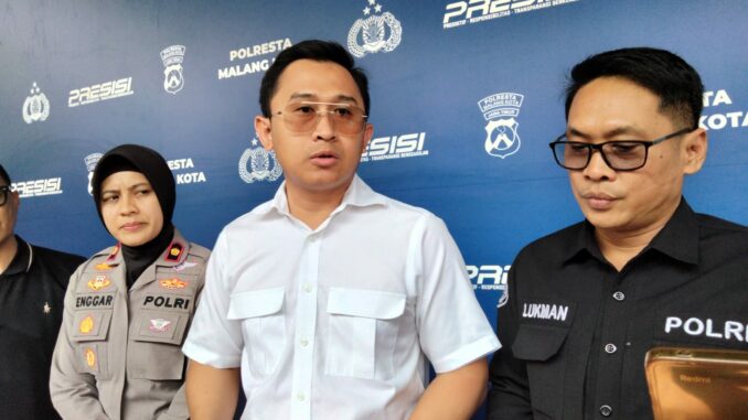 Kasatreskrim Polresta Malang Kota Kompol Rahmad Aji Prabowo didampingi Kapolsek Blimbing dan kasi Humas saat konferensi pers, Rabu (19/8/2026).