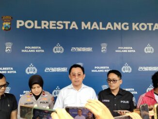 Kasatreskrim Polresta Malang Kota Kompol Rahmad Aji Prabowo didampingi Kapolsek Blimbing dan kasi Humas saat konferensi pers, Rabu (19/8/2026).