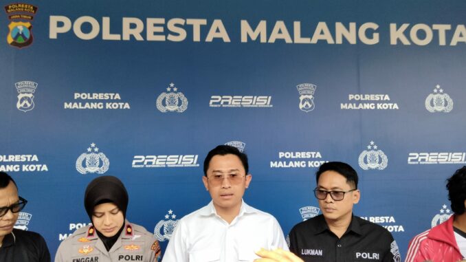 Kasatreskrim Polresta Malang Kota Kompol Rahmad Aji Prabowo didampingi Kapolsek Blimbing dan kasi Humas saat konferensi pers, Rabu (19/8/2026).