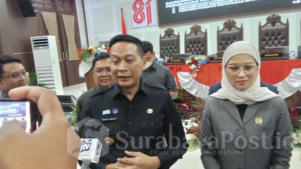 Ketua DPRD Kota Malang, Amithya Ratnanggani Sirraduhita dan Wali Kota Wahyu Hidayat memberikan keterangan usai rapat paripurna.