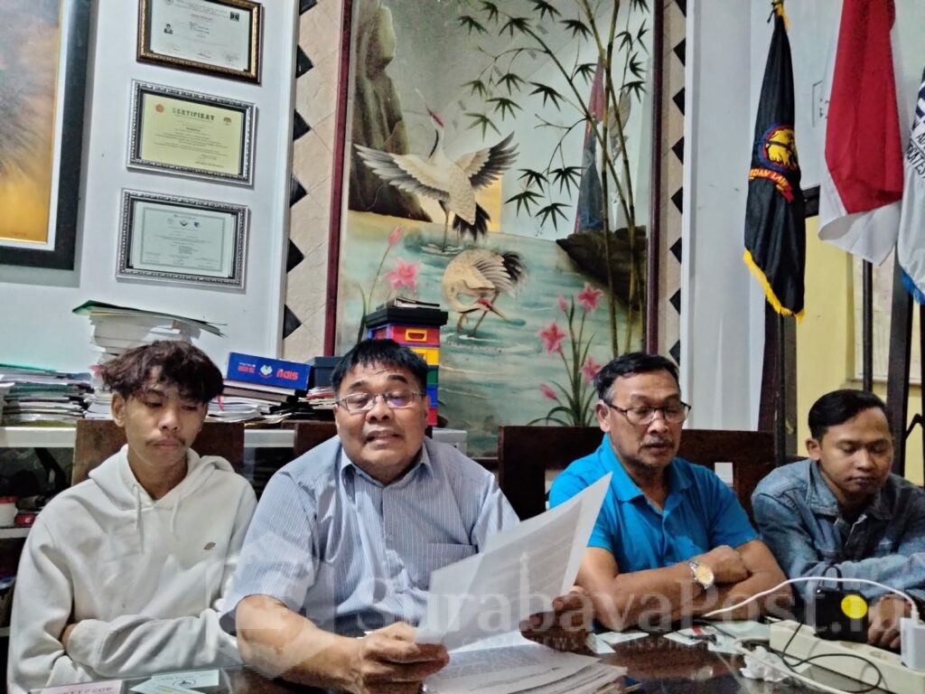 Sumardhan, SH, MH , menggelar konferensi pers di Kantor Edan Law.