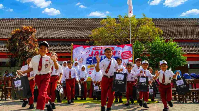 Satu Sepatu, Seribu Harapan: Atria Hotel Malang Wujudkan Kepedulian Sosial untuk Siswa SDN 2 Sumberpasir. (ist).