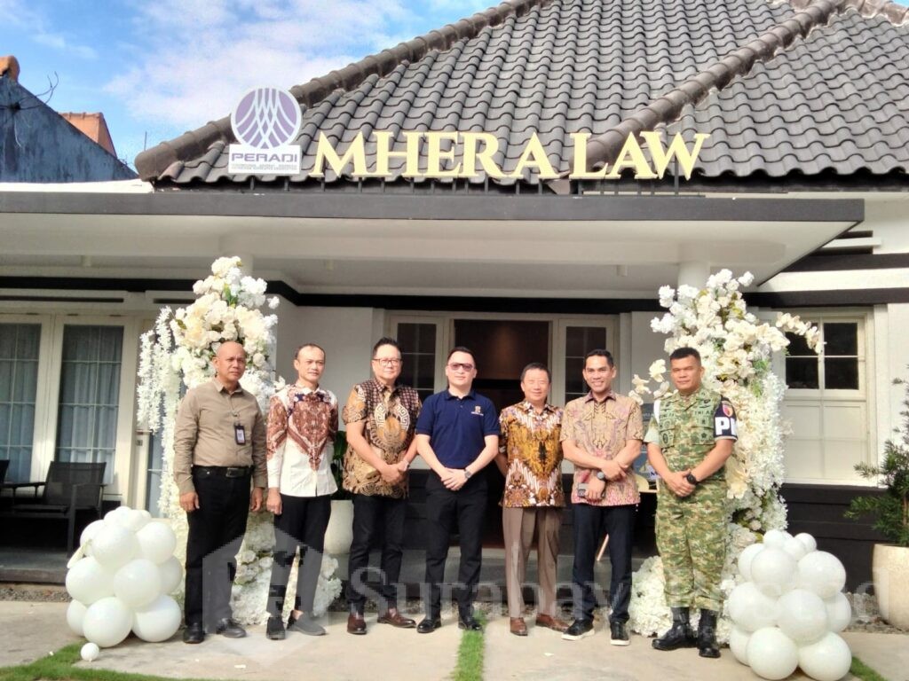 Brigjen Pol. Singgamata (dua dari kanan) hadir di peresmian kantor baru firma hukum MHERA LAW by Malvin Hariyanto & Partners.