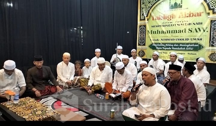 Tampilan Hadrah yang dimainkan remaja masjid Babul Hidayah sangat memukau para jamaah.