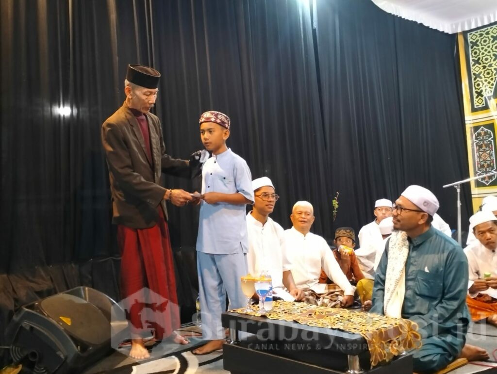 Perwakilan panitia menyerahkan bantuan santunan secara simbolis kepada anak-anak yatim piatu warga RW 04.