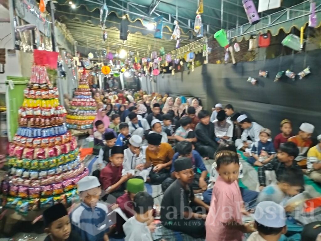 Sesi yang paling dinanti warga adalah pembacaan sholawat oleh Jamaah Remaja Masjid Babul Hidayah yang dipadukan dengan tradisi lokal Cabutan.