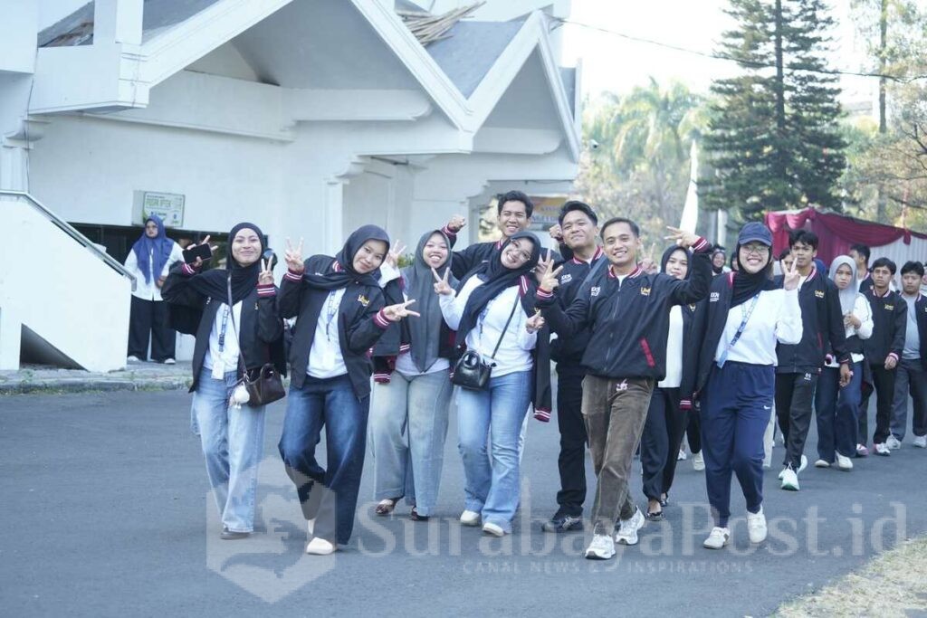 Ribuan mahasiswa mengikuti Funwalk mengelilingi kawasan kampus. Ini menjadi simbol kebersamaan yang sudah terbangun selama berada di desa binaan. (ist).