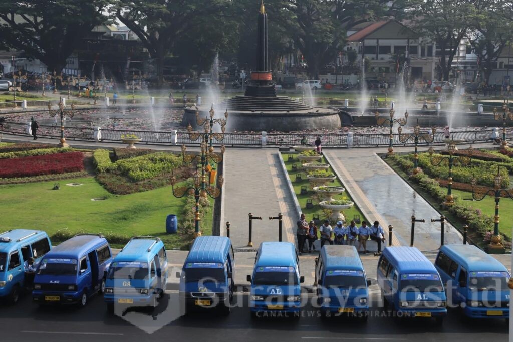 Wali Kota Wahyu resmi meluncurkan 66 unit angkutan pelajar gratis di halaman Balai Kota Malang. (Sumber Prokompim).