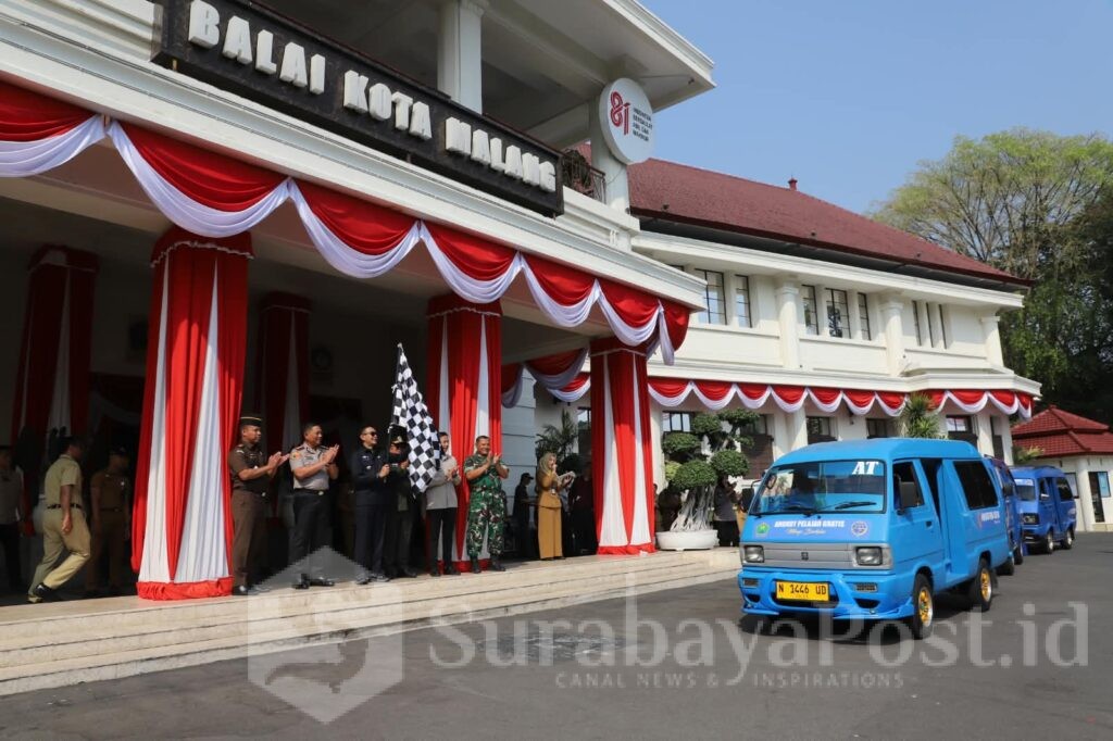 Wali Kota Wahyu resmi meluncurkan 66 unit angkutan pelajar gratis di halaman Balai Kota Malang. (Sumber Prokompim).