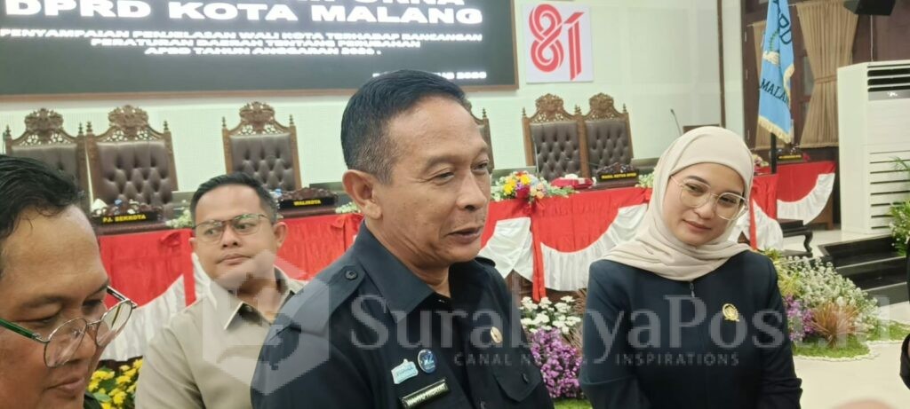 Ketua DPRD Kota Malang, Amithya Ratnanggani Sirraduhita dan Wali Kota Wahyu Hidayat memberikan keterangan kepada wartawan usai rapat paripurna.