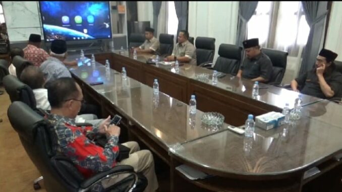 DPRD Kota Malang menerima audiensi puluhan warga RW 12 Perumahan Griya Santa, Senin (31/8/2026).