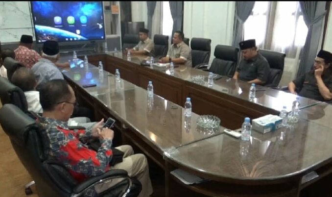 DPRD Kota Malang menerima audiensi puluhan warga RW 12 Perumahan Griya Santa, Senin (31/8/2026).