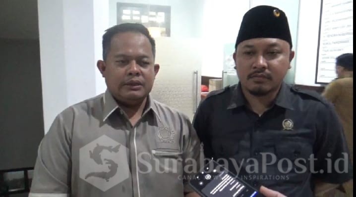 Wakil Ketua II DPRD Kota Malang Agus Trio Purwono dan Wakil Ketua Komisi C Dito Arief Nurakhmadi memberikan keterangan kepada wartawan.