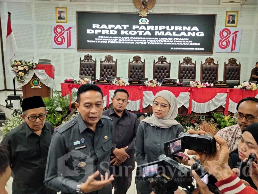 Wali Kota Wahyu Hidayat didampingi Ketua DPRD Kota Malang, Amithya Ratnanggani Sirraduhita memberikan keterangan kepada wartawan.