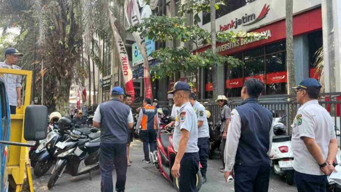 Maba Dilarang Bawa Motor, Trotoar di Kota Malang Malah Jadi Lahan Parkir Liar, Jumat (4/9/2026).