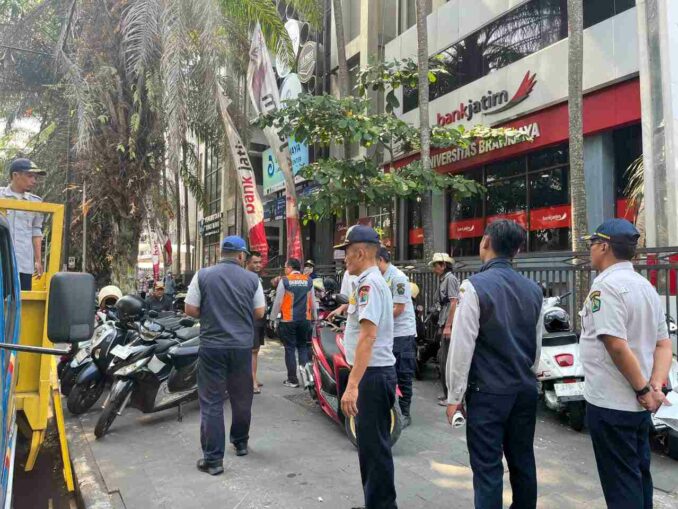 Maba Dilarang Bawa Motor, Trotoar di Kota Malang Malah Jadi Lahan Parkir Liar, Jumat (4/9/2026).
